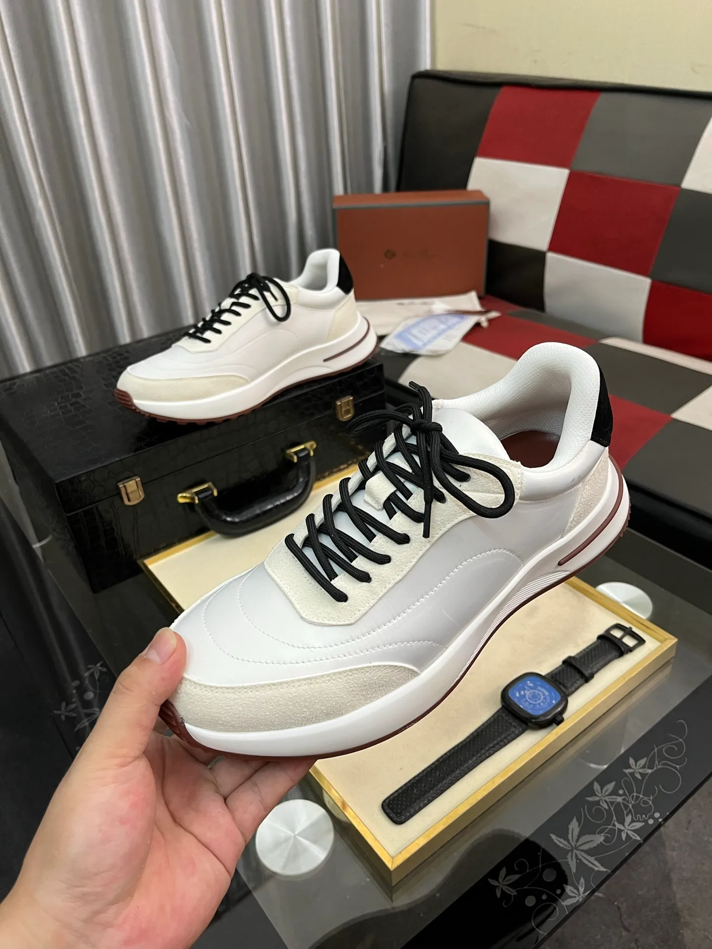 Men's shoes 💰458⌚️⌚️ Loro Pian* Loro Pian* casual shoes are made of cowhide frosted cowhide. Unique texture, simple and elegant, in line with Asian shoe lasts. Almond toe bar, apron style toe, drum-stitched upper. Same color stitching details. Slip-on style for easy on and off. Original color full cowhide lining. The insole is decorated with the 🈶️ brand logo. The original open-molded TPU raw rubber outsole. The soft rubber sole has super grip performance. Comfortable and casual style. You can create 🉑casual🉑formal urban style at will!  Code number: 38-44
